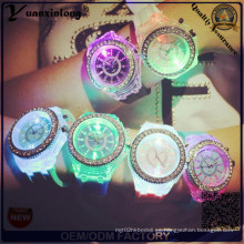Yxl-703 2015 Nueva Moda Ginebra Silicona Diamante Reloj de pulsera Luces coloridas LED Relojes de cuarzo luminoso
